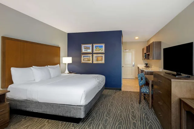غرفة تنفيذية بسرير كينج بإطلالة، La Quinta Inn Suites By Wyndham Kingman 1/4