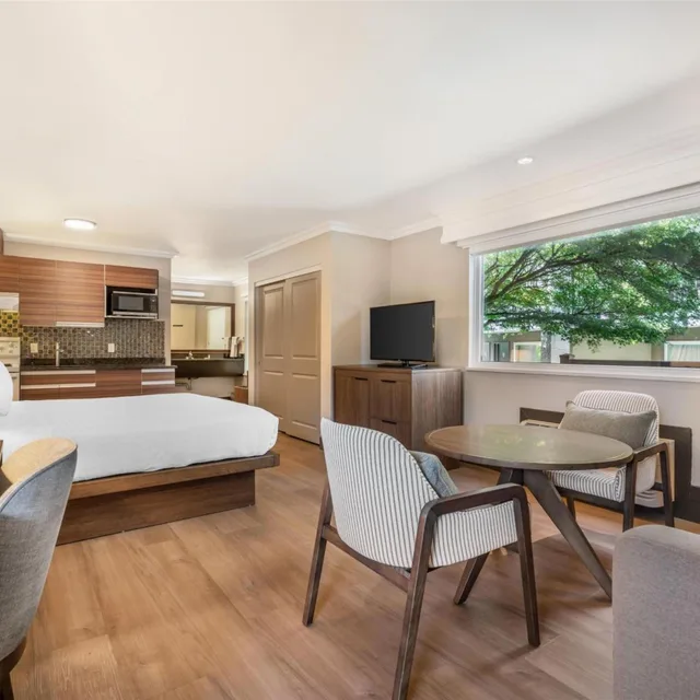 غرفة بسرير كينج بمطبخ صغير، Best Western Plus Burnaby Hotel 2/5