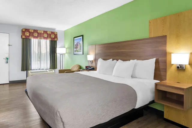 غرفة بسرير كينج للمدخنين، Quality Inn & Suites Greenville - Haywood Mall 3/5