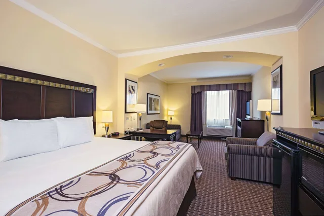 Room, King Bed, La Quinta Inn Suites Cleburne 1/3