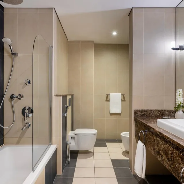 Deluxe, Double Bed, Side Sea View، Golden Tulip Doha 4/6