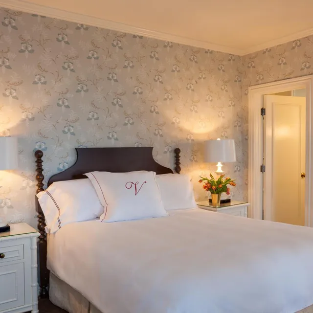 غرفة قياسية بسرير كوين، Virginia Hotel 1/2