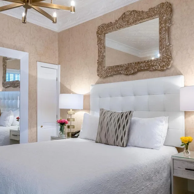 غرفة بسرير كوين، The Chateau Inn and Suites 1/2