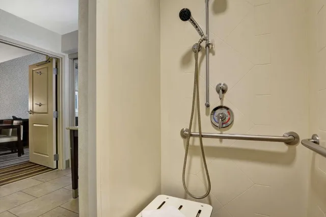 جناح بسرير كينج بغرفة نوم واحدة مع أريكة لذوي الإعاقة، Embassy Suites By Hilton Savannah Airport 3/3