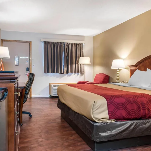 Standard, King Bed, Smoking, Econo Lodge Holland - Toledo 1/8