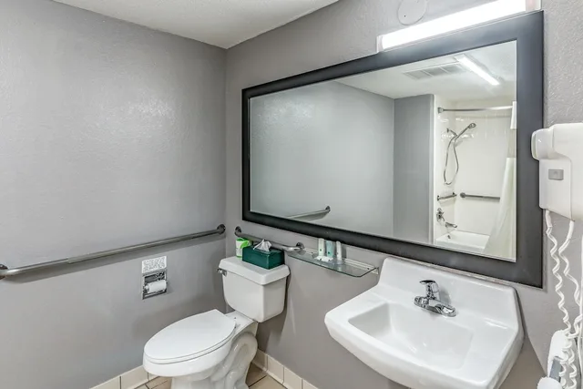 غرفة بسرير كينج لذوي الإعاقة، Quality Inn I-10 East near Frost Bank Center 3/4