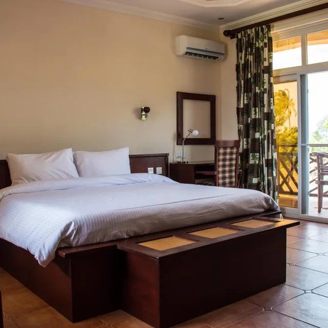 غرفة بسرير كينج بإطلالة على المسبح، Sunrise Beach Resort 1/10