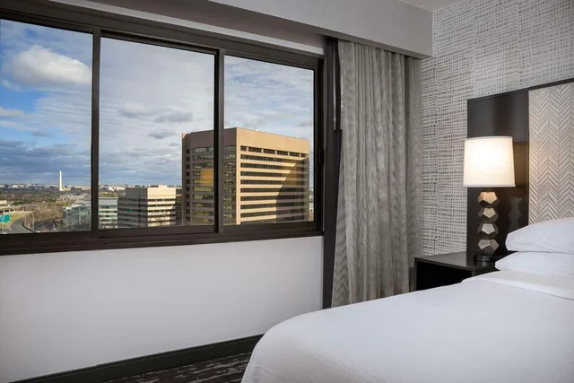 1 Bedroom, Suite, King Bed, Statue View، Embassy Suites By Hilton Crystal City National Airport 4/5