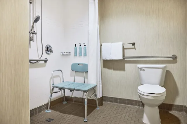 غرفة بسريرين كوين بغرفة نوم واحدة مع أريكة لذوي الإعاقة، Residence Inn Marriott Joplin 2/4