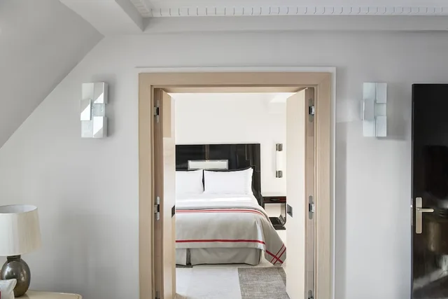 جناح جونيور ديلوكس بسريرين منفصلين، Hotel Plaza Athenee 4/10
