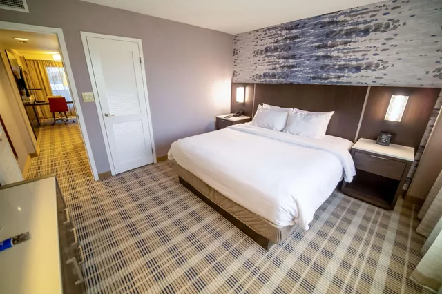 2 Rooms, Suite, King Bed, Embassy Suites by Hilton Kansas City Overland Park 2/3