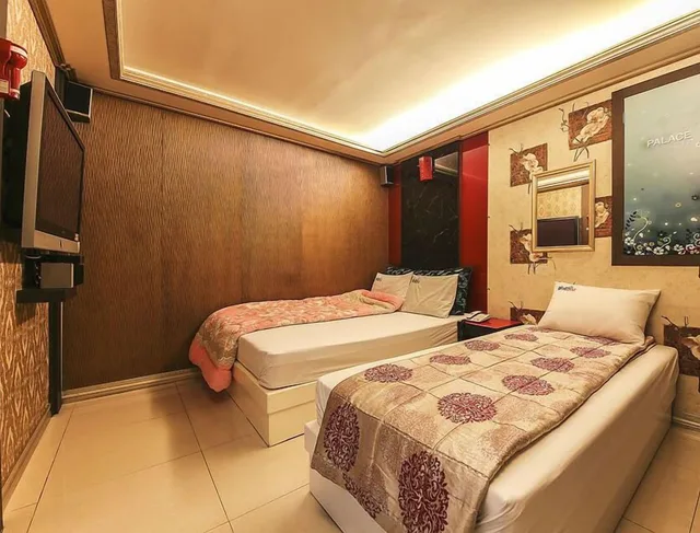Standard, 1 Double and 1 Single Bed, Palace Motel 1/2