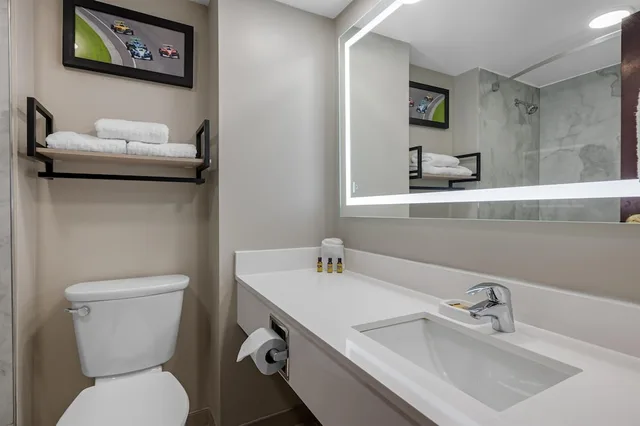 غرفة قياسية بسرير كينج، Best Western Plus Indianapolis North at Pyramids 7/10