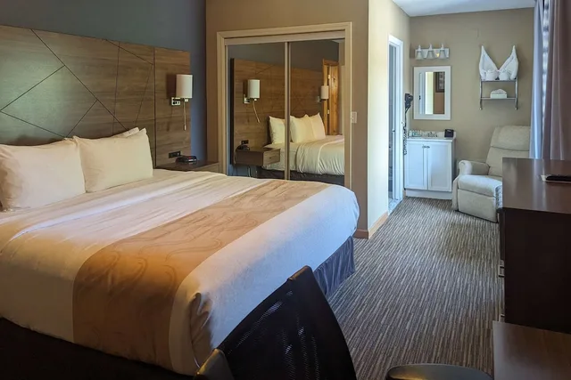 Suite, King Bed, Sofa, Exterior Entrance، Quality Inn and Suites Northampton Amherst 3/5