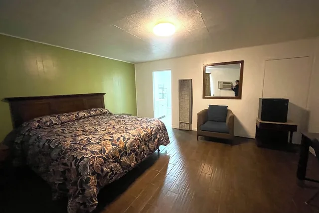 Queen Bed with Kitchenette Non - Smoking، Oak Motel Modesto CA 1/8