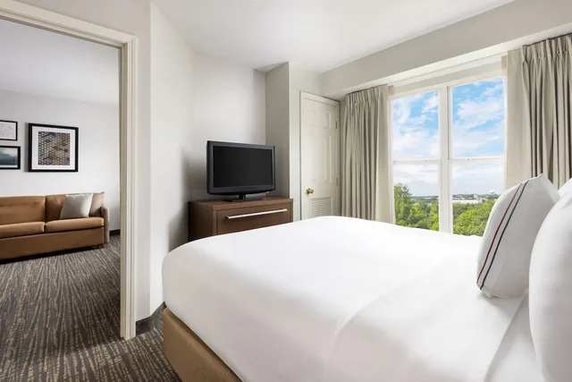 جناح بسرير كوين بغرفة نوم واحدة مع أريكة، Residence Inn by Marriott Potomac Mills Woodbridge 1/8