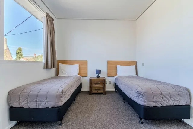 شقة بأربعة أسرّة وسريرين كينج بشرفة بـ4 غرف نوم، Farrys Motel 3/9
