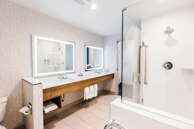 جناح بسرير كينج بحوض جاكوزي، HOLIDAY INN EXPRESS & SUITES WEST EDMONTON-MALL AREA 5/9