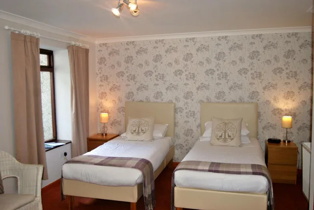 غرفة بسريرين منفصلين في الطابق الأرضي، Kingswood Hotel 1/5