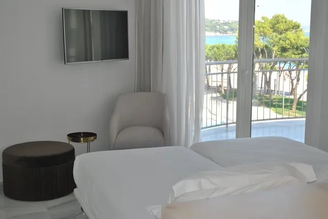 غرفة بسريرين منفصلين بشرفة بإطلالة جزئية على البحر في طابق منخفض، Hotel Aromar 2/4