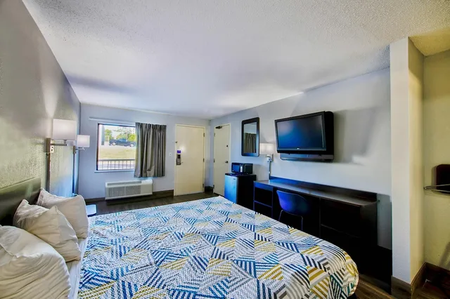 غرفة ديلوكس بسرير كينج للمدخنين، Red Roof Inn Birmingham - Highway 280 2/8