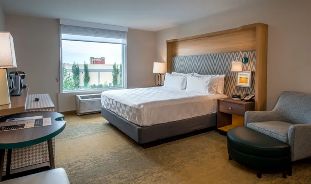 غرفة بسرير كينج، Holiday Inn Edmonton S Ellerslie Rd 6/10