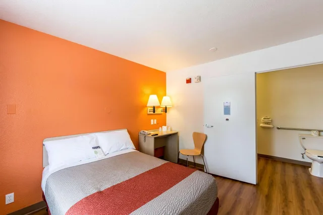 1 Full Bed ADA/Tub، Motel6 Klamath Falls, OR 10/10