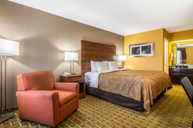 Room, King Bed, Quality Inn Washington, GA 1/3