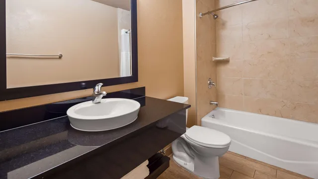 غرفة بمطبخ صغير، Best Western Plus Oceanside Palms 6/7