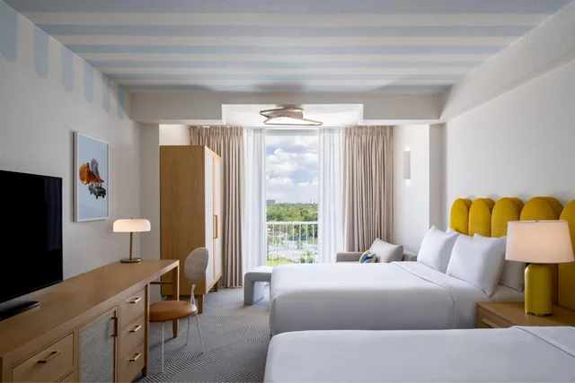 غرفة بسريرين كوين بإطلالة على المدينة بحوض استحمام لذوي الإعاقة، Renaissance Orlando Resort - Disney Springs Area 2/10