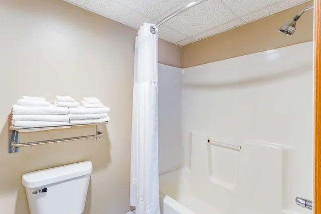 غرفة بسرير كوين، Americinn By Wyndham Des Moines Airport 7/7
