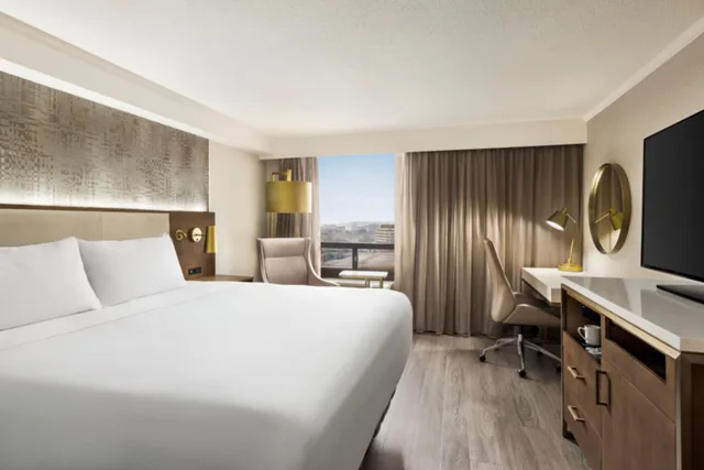 غرفة بسرير كينج، Crowne Plaza Toronto Airport 1/5