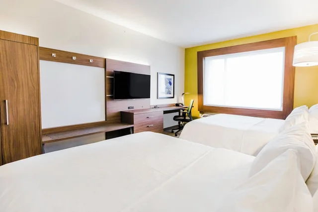 غرفة قياسية بسريرين كوين، HOLIDAY INN EXPRESS & SUITES WEST EDMONTON-MALL AREA 1/8