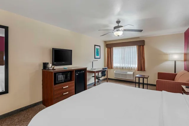 غرفة بسرير كينج مع أريكة، Best Western Pineywoods Inn 3/4