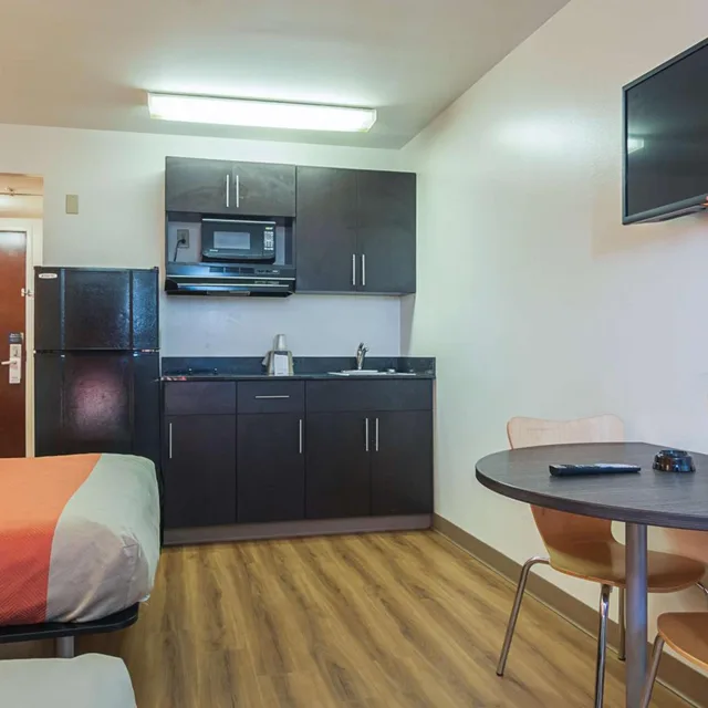 Standard, King Bed, Motel6 Jonesboro, GA 3/4