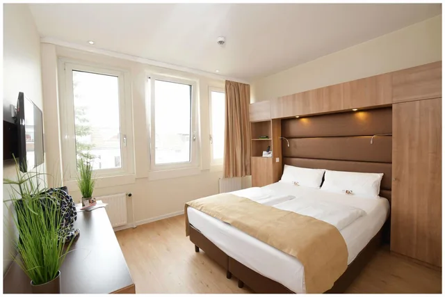 غرفة بسرير كينج بإطلالة على الفناء، Motel Plus Berlin 1/2