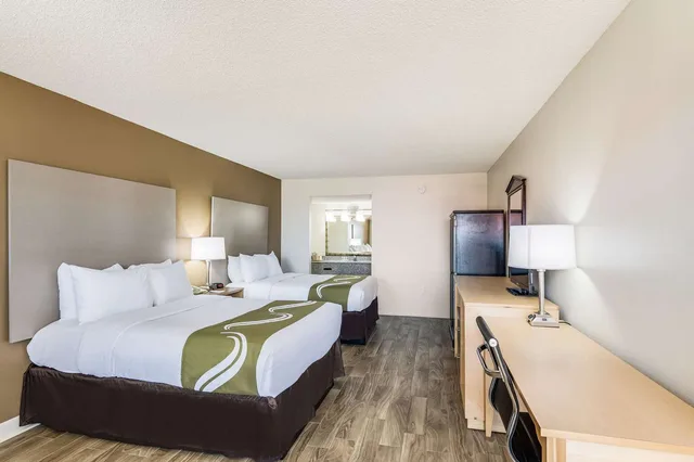 غرفة بسريرين مزدوجين، Quality Inn and Suites Hot Springs Lake Hamilton 2/3