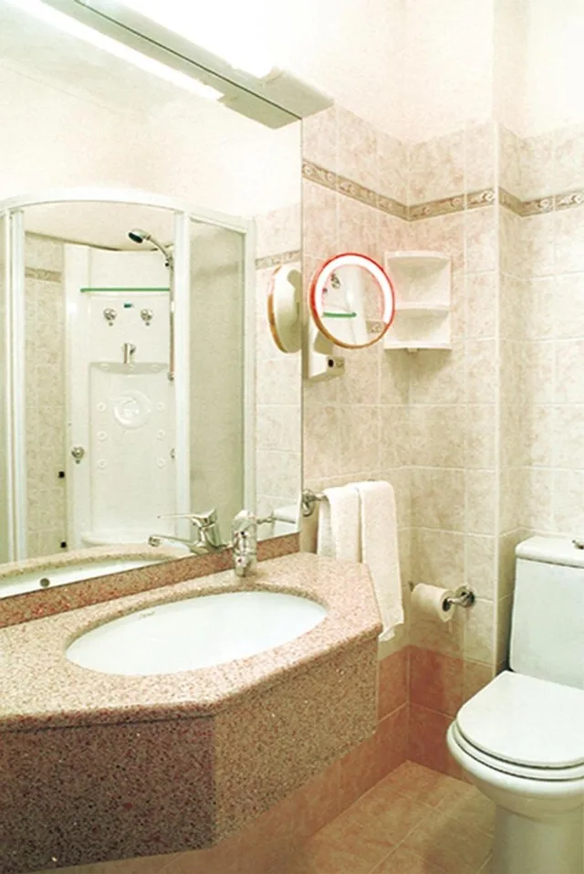 جناح بشرفة بإطلالة جزئية على البحر، Hotel Napoleon 5/6
