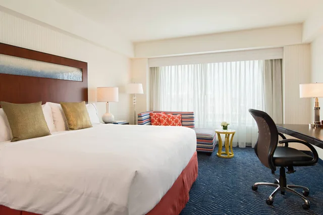 غرفة كلوب بسرير مزدوج، Renaissance Boston Waterfront Hotel 7/10