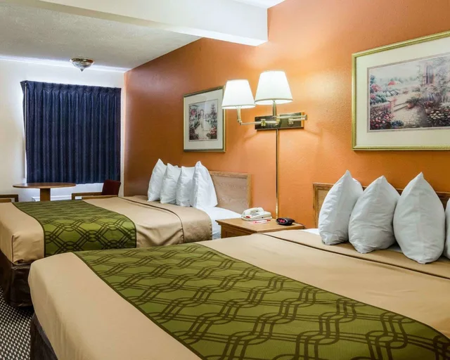 غرفة قياسية بسريرين كوين، Econo Lodge University 2/6