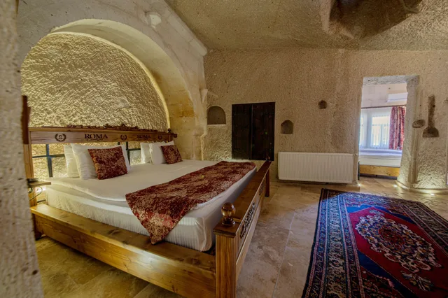 جناح عائلي بسريرين منفصلين وسرير كينج، Roma Cave Suite Hotel 1/7