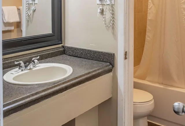 غرفة بسرير كوين، Knights Inn North Bay 6/7
