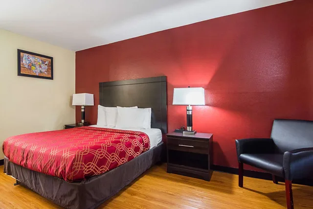 غرفة بسرير كوين، Econo Lodge Research Triangle Park 1/2