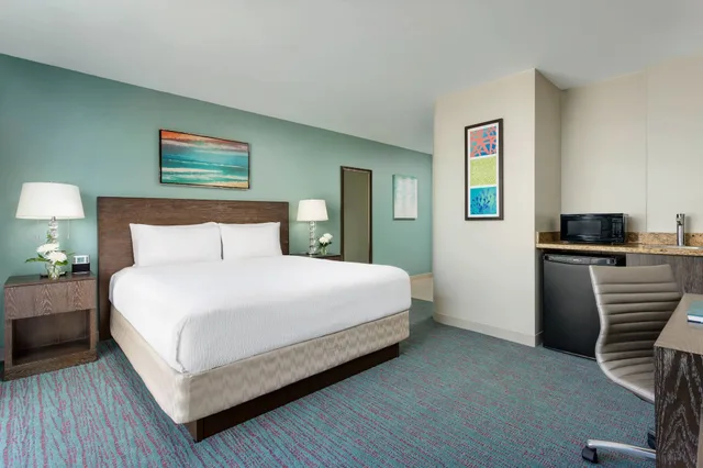 غرفة ديلوكس بسرير كوين بشرفة، Courtyard By Marriott Waikiki Beach 3/7