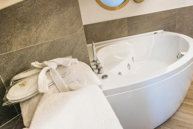 Twin Beds, Mountain View, Hot Tub, HOTEL CHALET PINETA 2/5
