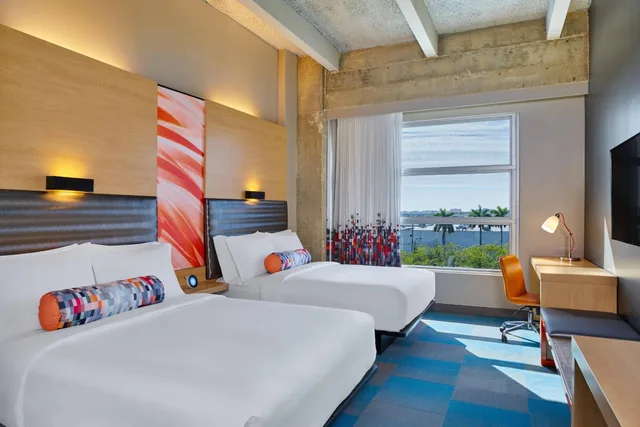 Splash, Guest Room, 2 Queen Beds, Pool View، ALOFT MIAMI AIRPORT 1/4
