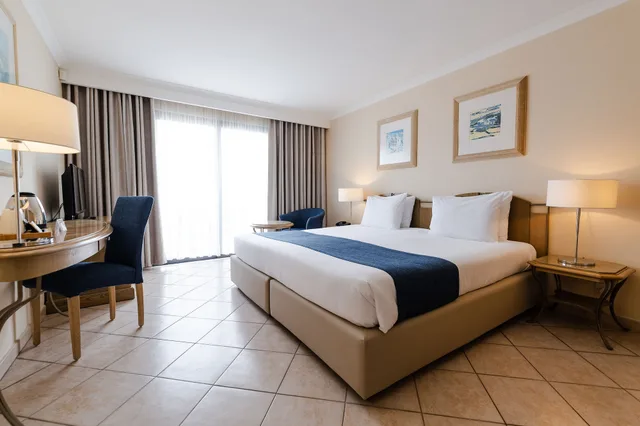 غرفة بسريرين منفصلين بشرفة، Maritim Antonine Hotel and Spa Malta 9/10