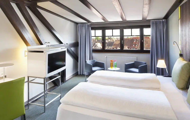 Standard, Single, Queen Bed, Le Colombier 3/10