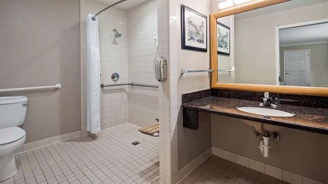 غرفة بسريرين مزدوجين لذوي الإعاقة، Best Western Plus Humboldt Bay Inn 2/2