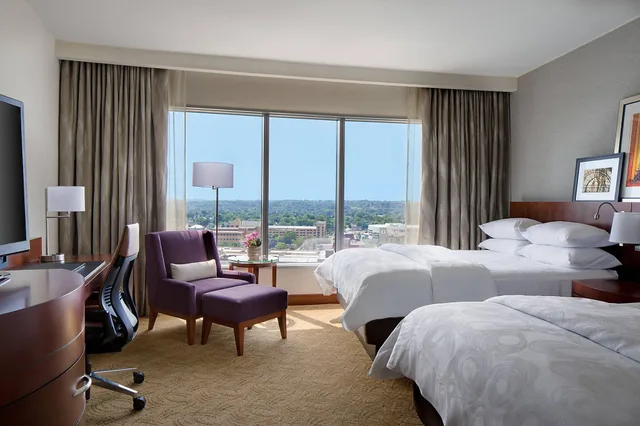 غرفة رباعية بسريرين كوين بإطلالة على المدينة، JW Marriott Hotel Grand Rapids 3/5